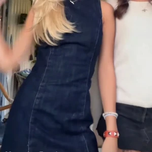 Mörkblå jeansklänning från Zara - Jättesnygg tajt denimklänning från zara som tyvärr var fel storlek för mig! Prislapp kvar endast testad.
