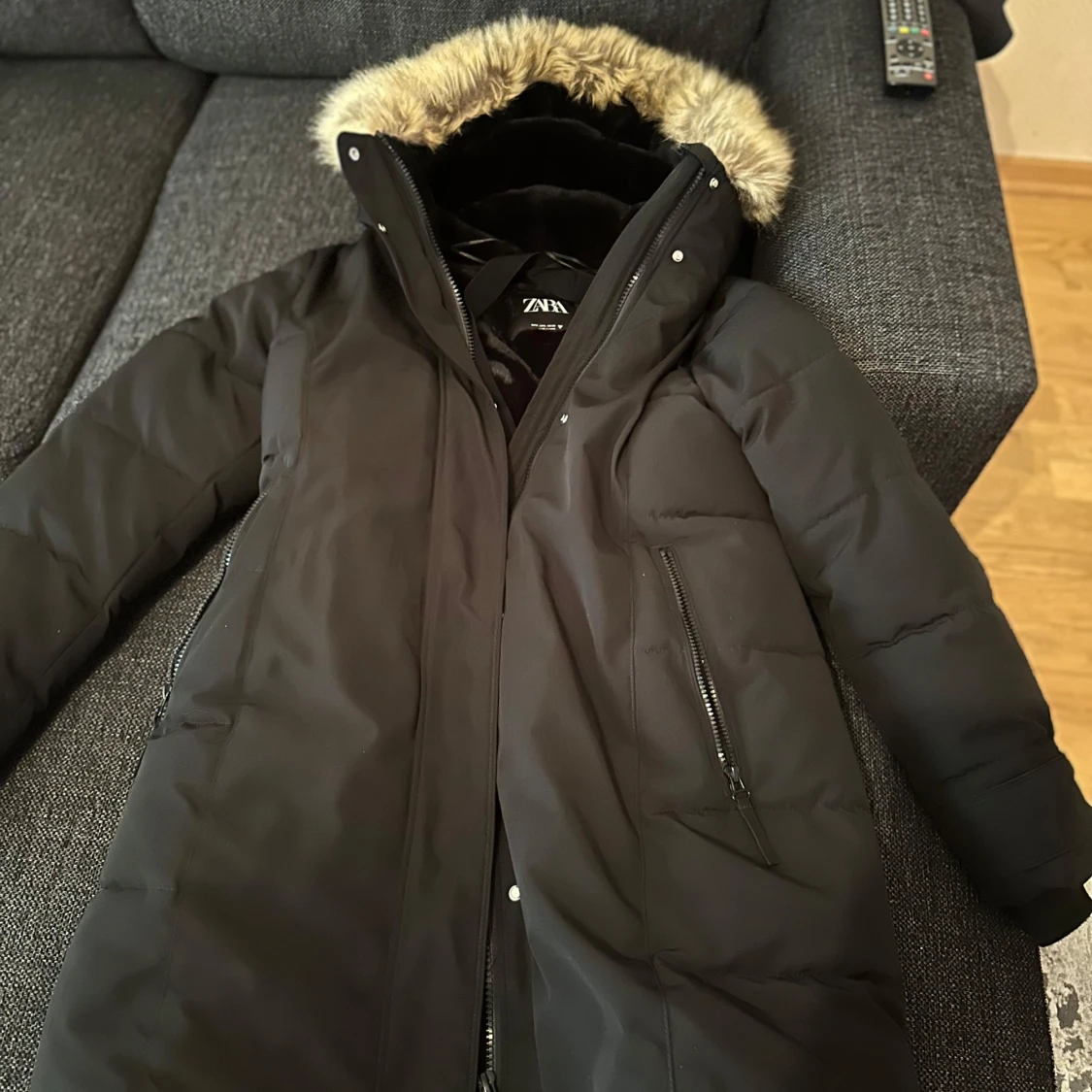 Svart dunjacka med fuskpäls från Zara - 91