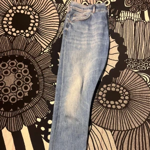 Ljusblå jeans från Dondup - Snygga ljusblå jeans från Dondup, tillverkade i Italien. De har en klassisk femficksdesign med knapp framtill. Perfekta för en avslappnad stil. Kvitto finns. Väldigt fint skick, sällan använd. 