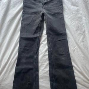 Grå jeans från Gina Tricot  - Snygga grå jeans från gina Tricot med bootcut-stil. Lite slitna nertill men inget man tänker på. Hög midja och storlek 34. Pris kan diskuteras💕