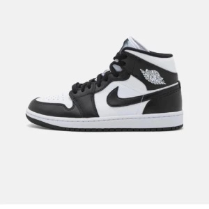 Nike Air Jordans i svart och vitt - Snygga Nike Air Jordans i klassisk svart och vit färgkombination. Skorna har en hög siluett med snörning och den ikoniska Nike-loggan på sidan. Inte använda mycket alls! Som nya!💓❣️