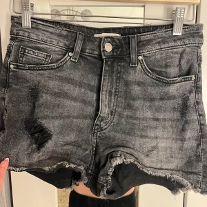 Grå högmidjade jeansshorts från H&M - Grå högmidjade jeansshorts från hmm storlek 36