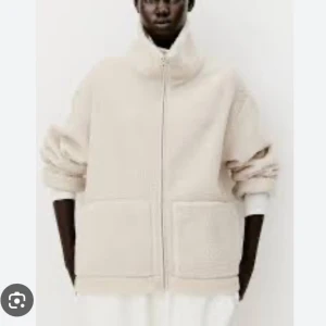 Beige teddyjacka med dragkedja - Säljer min teddyjacka från hm då den aldrig kommit till användning. 