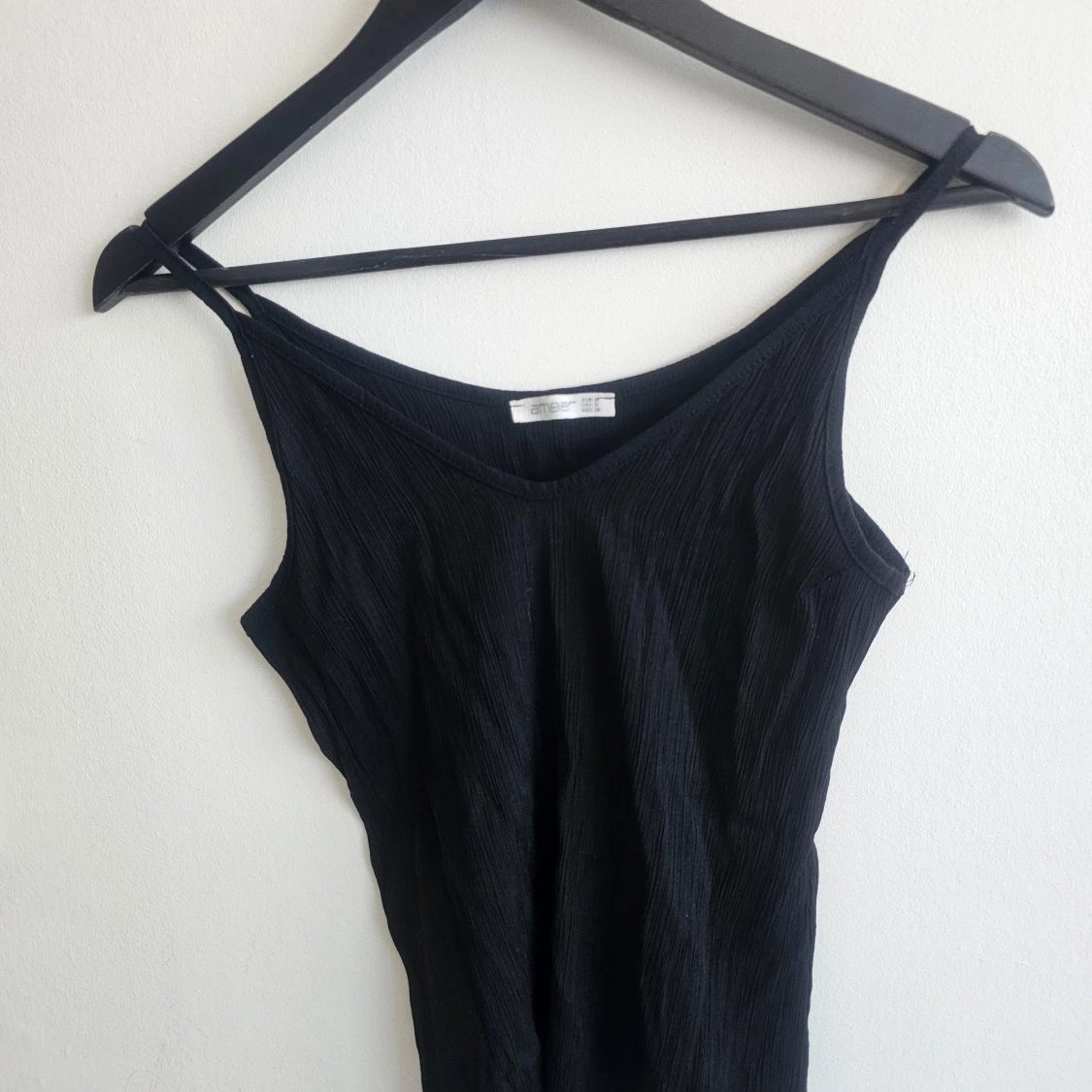 Svart ribbad linne från Amber