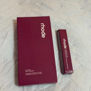 Rhode mobilskal och läppbalsam  - Set med läppbalsam i limited edition färgen 'raspberry jelly' och matchande mobilskal för iPhone 15 Pro Max.  Aldrig använt, säljer eftersom jag fick fel färg när jag beställde.
