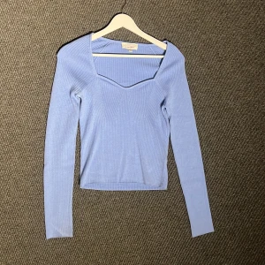 Blå ribbad topp från & Other Stories - Snygg blå ribbad topp från & Other Stories med långärmad design och fin u-ringning. väldigt mjukt och stretchigt material. Den är också varm och skön😍🥰🫶🏼 original pris, ungefär 1000kr