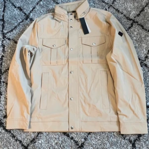 J.Lindeberg field jacket  - Säljer nu den extremt populära bailey jackan. Den är helt NY! Nypris 3400kr Passar L-M