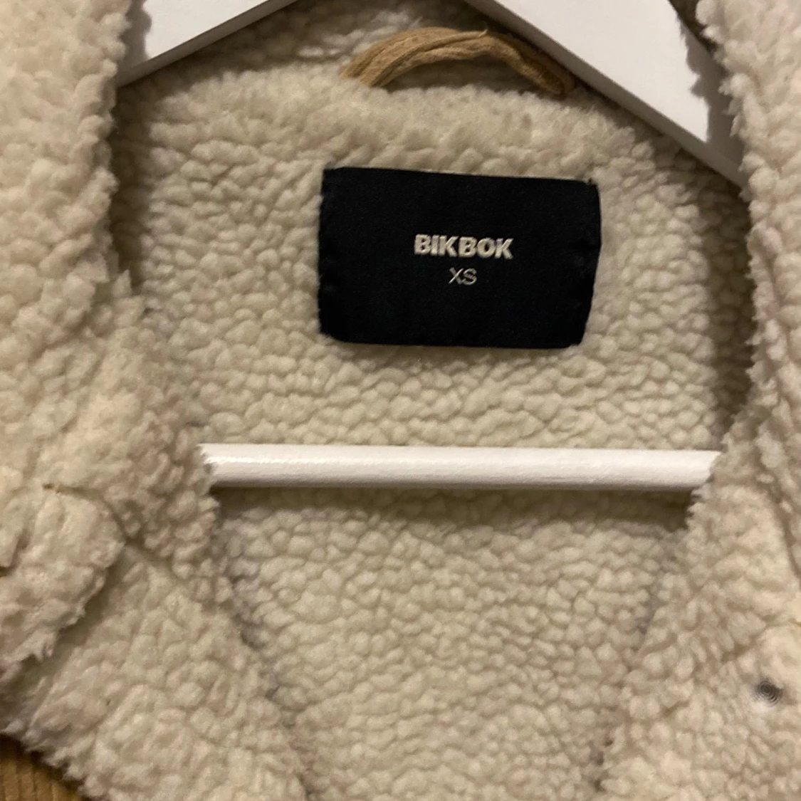 Beige manchesterjacka från Bik Bok - 91