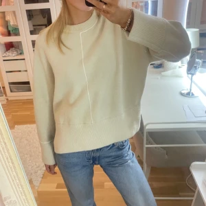 Stickad tröja - Säljer en jätte  fin stickad tröja från Zara! Den har använts en del och är lite nopprig men inga större defekter!❤️