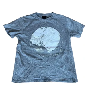 Number Nine T-shirt - En Number Nine T-shirt i storlek F som motsvarar en M ungefär. Tröjan är i fint skick med inga skador eller fläckar. Tröjan är köpt från Japan och är självklart äkta. Vid fler frågor tveka inte att kontakta oss!