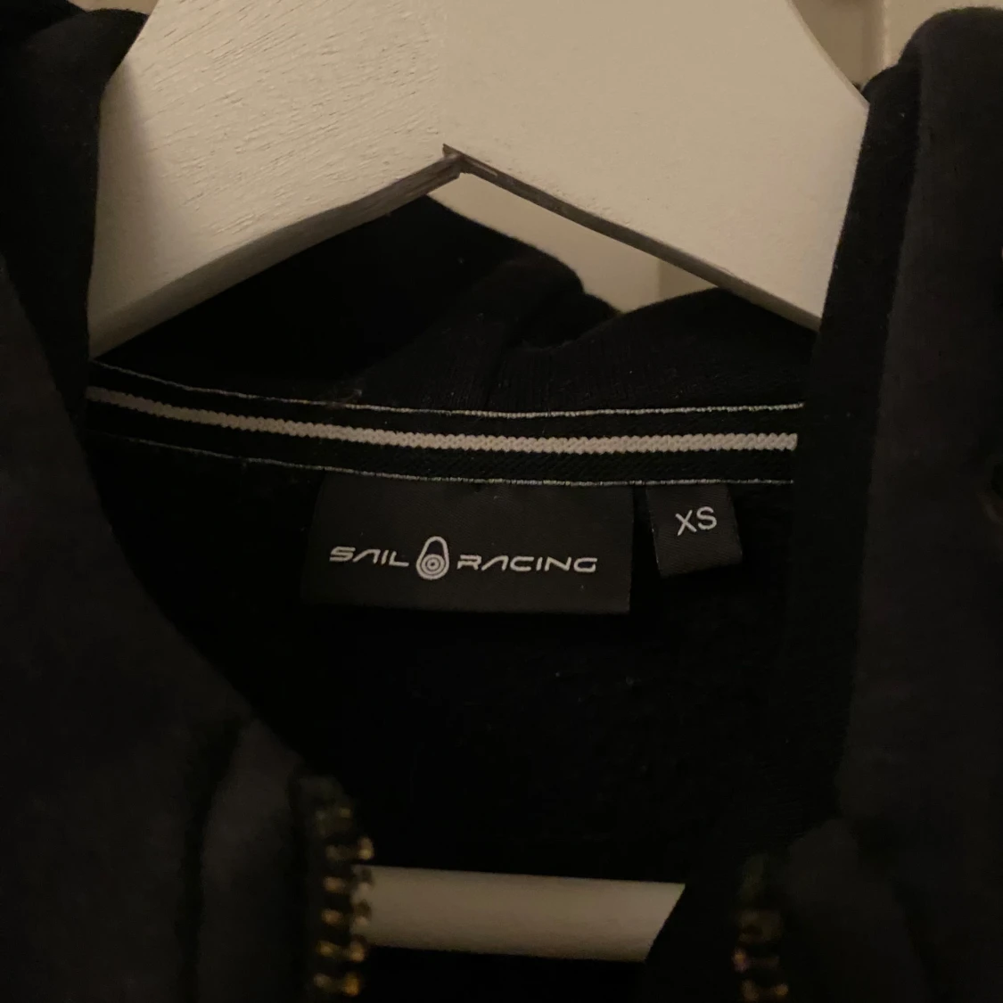 Svart zip från Sail Racing - 90