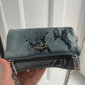 Blå axelväska med ormmönster från Zadig & Voltaire - Zadig Voltaire ROCK, nano storlek  Fint skick, dragskedjor och band hela.  Fattas tyvärr kvitto