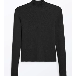Svart polo topp  - Säljer en stilren svart ribbad polo topp från monki 💞 perfekt till vardag eller fest