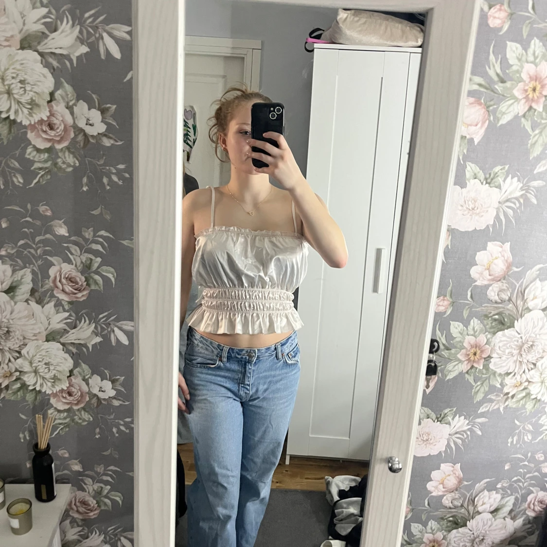 Vit satinlinne med smala axelband - 90