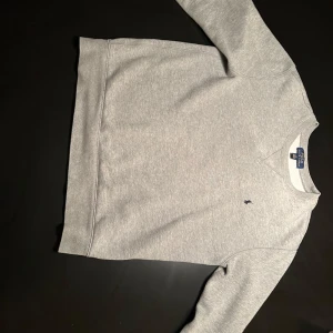 Grå sweatshirt från Polo Ralph Lauren. Priset kan diskuteras vi snabb affär! - Säljer en stilren grå sweatshirt från Polo Ralph Lauren med en liten broderad logotyp på bröstet. Tröjan har långa ärmar och en klassisk rund halsringning. Perfekt för en avslappnad stil.