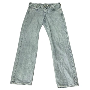 Lågmidjade weekday jeans - Lågmidjade jeans från weekday, ”arrow low”. Midjemått och innerben syns på bilderna. Köp via köp nu direkt eller Swish, kvar tills markerad som såld ❤️