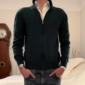 100% merinoulltröja Luca Nobile - Snygg grön tröja i 100% merinoull från Luca Nobile. Tröjan har en dragkedja framtill och långa ärmar, perfekt för kyligare dagar. Tröjan är S men passar mer xs/s Nypris: 3000kr. Mitt pris 399kr. Tröjan har endast använt några gånger då den är för liten på mig. Skriv till mig vid frågor och funderingar!