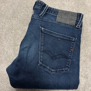 Replay jeans - Säljer dessa schyssta blå Replay jeans (slimfit)! Jeansen är grymt skick, inga defekter! Size 33/34 men är lite små i storleken så passar typ 32/33. Skriv vid funderingar!