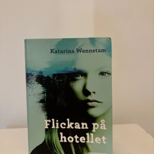 Flickan på hotellet - Boken 'Flickan på hotellet' av Katarina Wennstam är en spännande roman som ingår i trilogin om tonårstjejen Alex Skarp. Den handlar om mysterier och brott, och är perfekt för dig som gillar deckare och ungdomslitteratur.