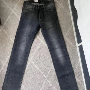 Grå jeans från Crocker - Snygga grå jeans racka