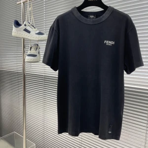 Fendi T-shirt - Fendi T-shirt, finns i alla storlekar och finns även andra modeller. Skriv DM för mer info eller intresse ✅