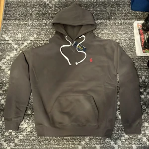  hoodie från Polo Ralph Lauren - Säljer en helt NY hoodie från Polo Ralph Lauren med den röda logga på bröstet.  Passar S/M