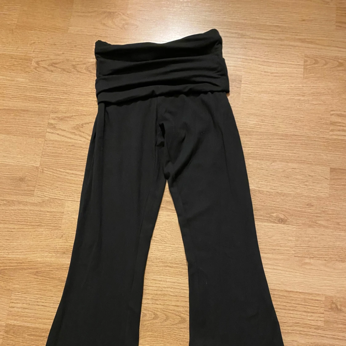 Svarta utsvängda byxor 