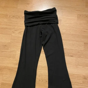 Svarta utsvängda byxor  - Pris kan diskuteras 💕.Säljer ett par svarta utsvängda byxor. Byxorna har en hög midja och en bekväm passform. 