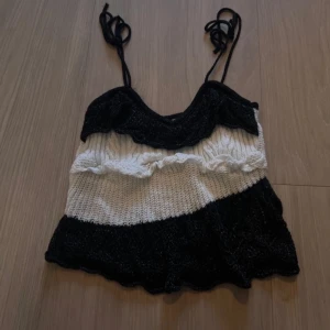 Svart och vit stickad linnetopp från zara - Snygg stickad linnetopp i svart och vitt med smala axelband och volangdetaljer. 