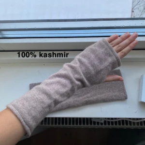 100% kashmir handledsvärmare  - Egen sydda 100% kashmir handledsvärmare/torgvantar i en fin beige färg. Vantarna är jätte mjuka och har inga defekter, perfekta nu till kylan😊Jag har själv sytt de och kashmir är ett svårt matrial att jobba med så ta det i åtanke och pruta gärna inte😅🙏🏻 Nya 100% kashmir vantar kostar ca 700 kr men här får ni för halva priset!!❤️ SÄLJER FLER, även i grått!