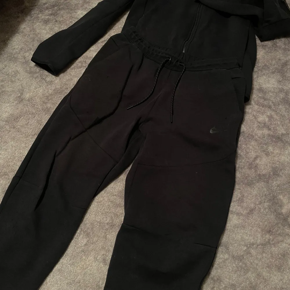 Tjabba, säger nu min nike teech fleece då jag varken använder byxorna eller hoodien längre. Köptes för ungefär ett år sedan, men i fint skick. byxornahar ett pytte litet riv märke ( inget man ser ). Tröjan är storlek ST ( s, tall ) och byxorna är storlek M. Hupparit & Collegepaidat.