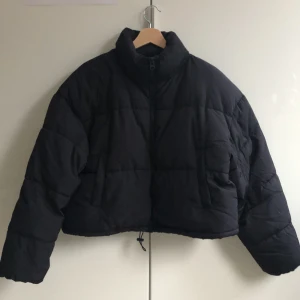Svart pufferjacka - Sött puffar jacket som inte är överdrivet puffig. Mjuk att skön och inte så ”tung”. Perfekt för Sveriges oklara väder.