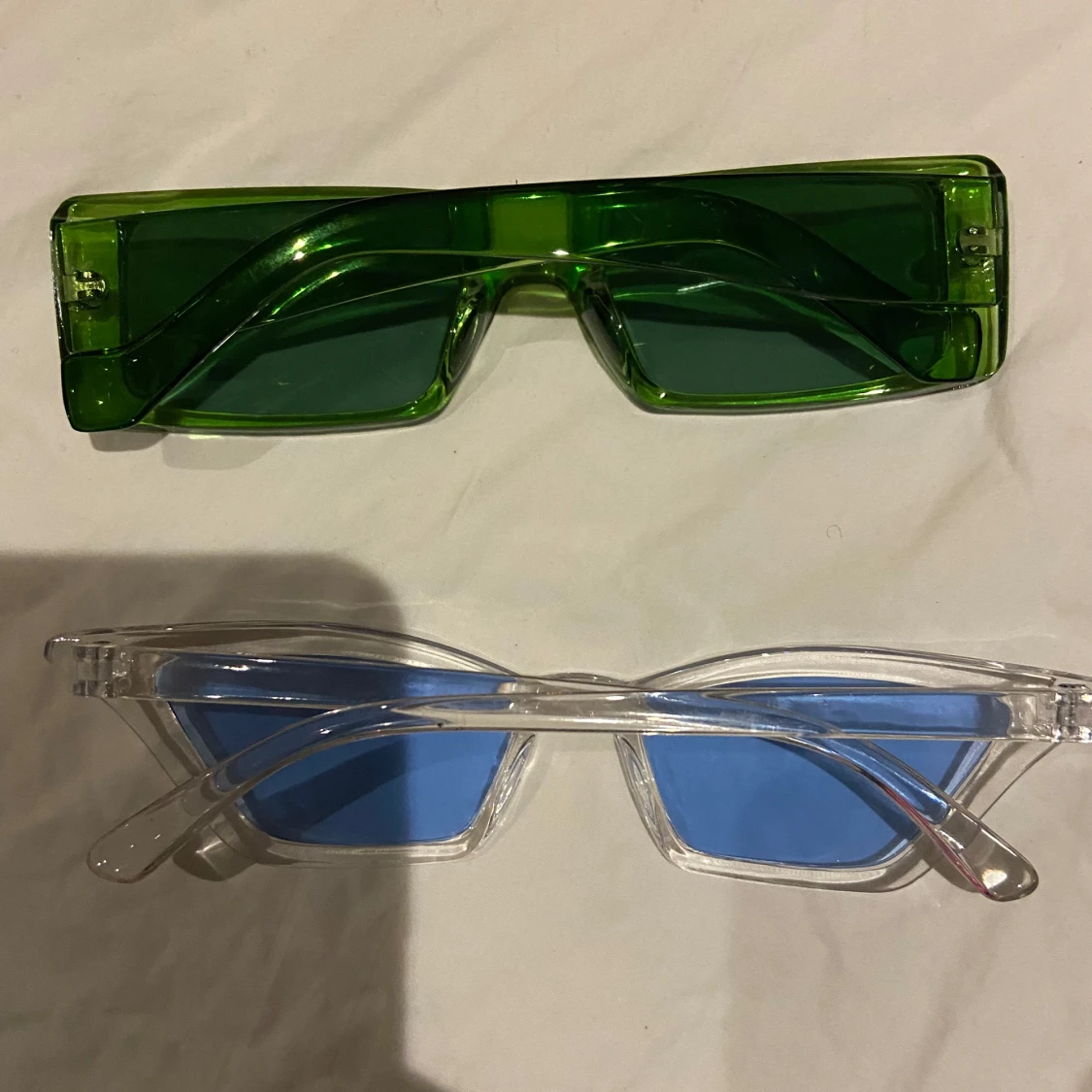 Två par solglasögon i grönt och blått - 90