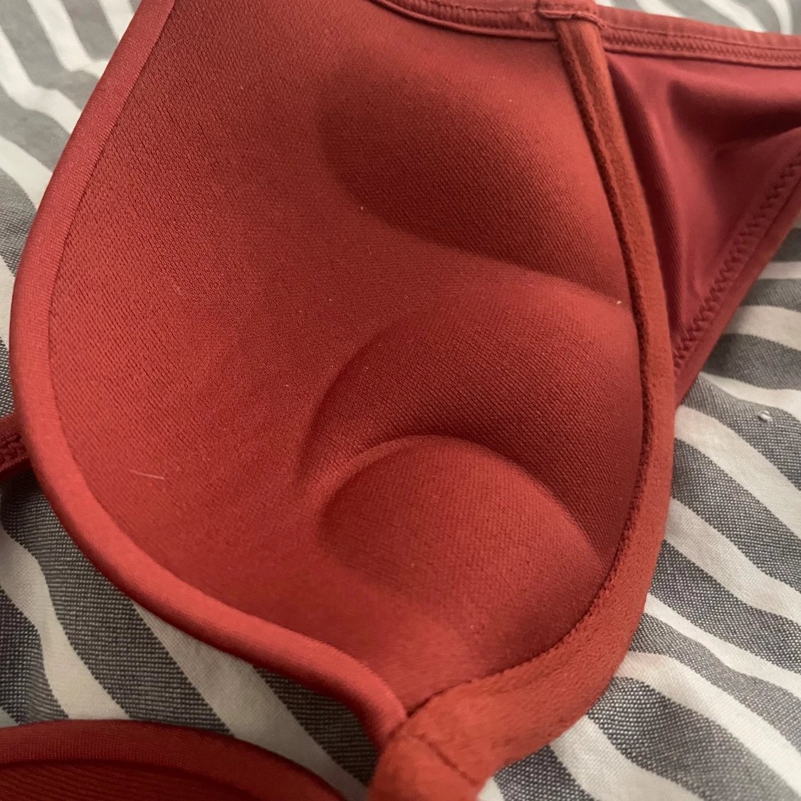 Super push-up röd bikiniöverdel från H&M - 90