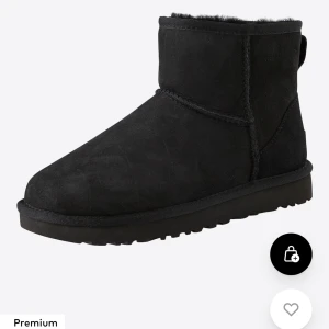 Svarta UGGS - Fina skor från UGG. Har ett par andra UGG som jag använder mer därav säljer jag dessa nu. 
