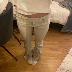 Beige manchester byxor  - Snygga beige byxor från Jane Norman med bootcut-stil. Perfekta för en stilren look. De har en lågmidjad passform💘💘Jag är 160 för referens 