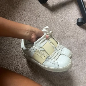 Valentino skor - Snygga vita sneakers med unika detaljer och snörning. Skorna har en bred rem över vristen och en cool design på sulan. Perfekta för en stilren look. FRÅN VALENTINO LÄGGER UPP IGEN KÖP NU FUNKTIONEN FUNKAR ! 
