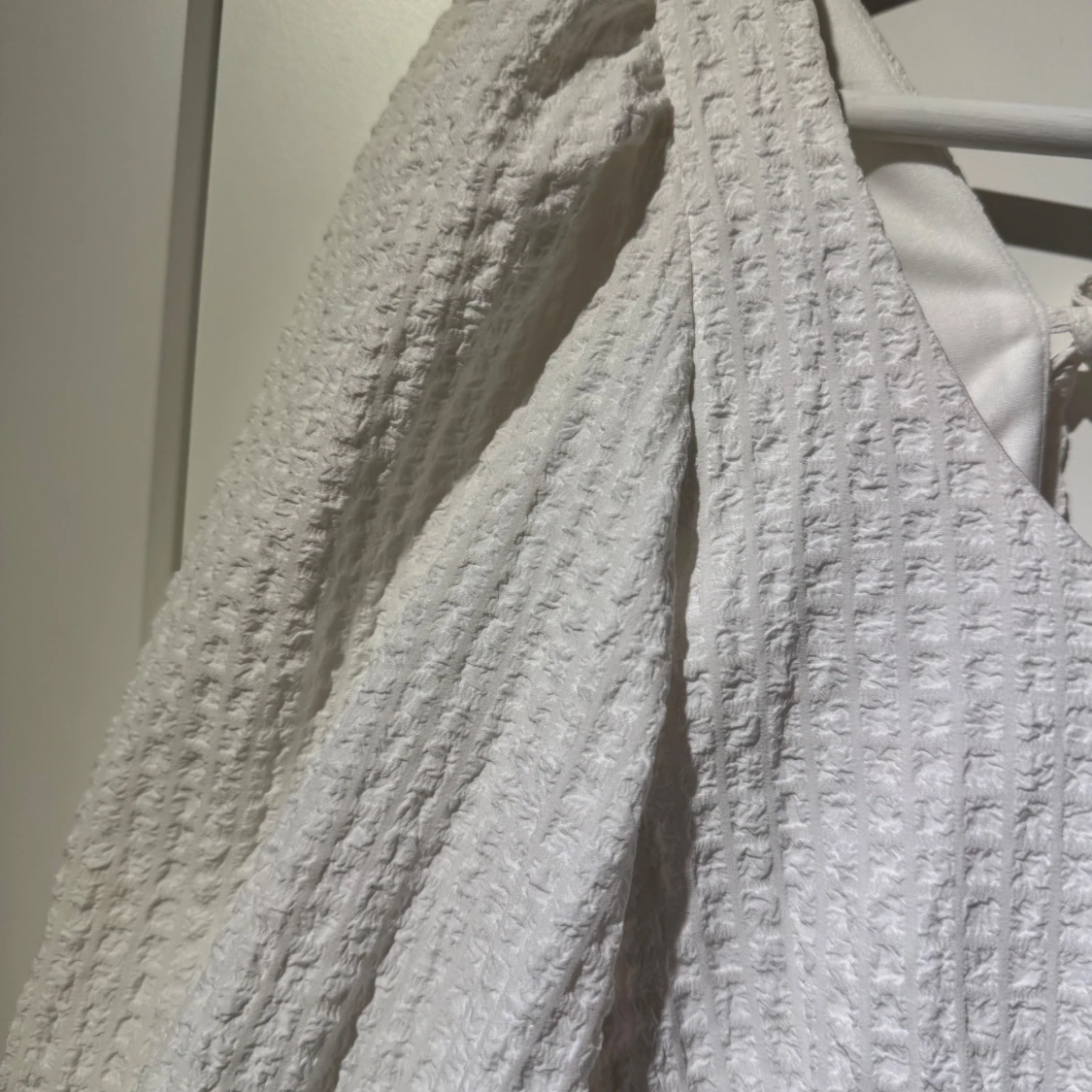 Vit blus med knytning - 90