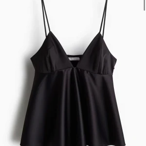 Svart ärmlös topp med smala axelband - Elegant svart topp med smala axelband och v-ringning. Aldrig använd, så är i nyskick.💗