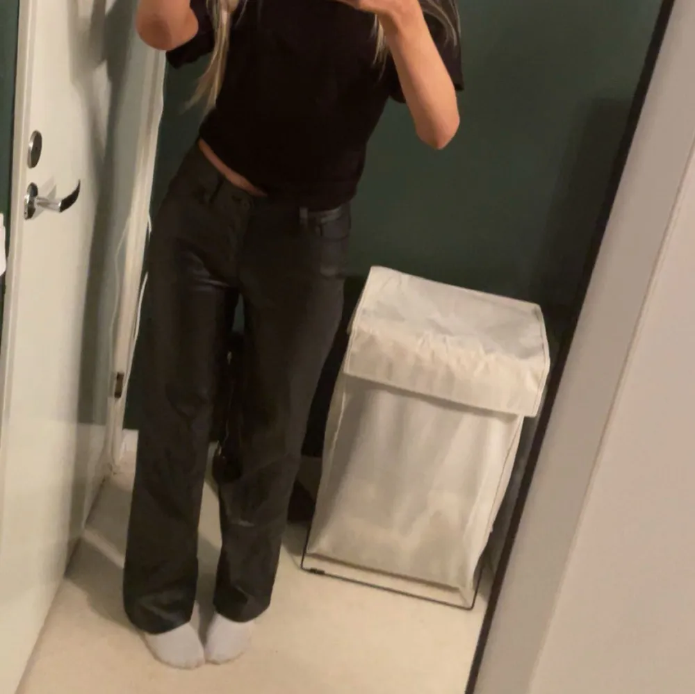 Snygga svarta skinnbyxor från BikBok. Nästan aldrig använda och har inga defekter💕. Farkut & Housut.