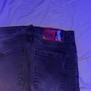 Svarta jeans från Dsquared2 - Snygga svarta jeans från Dsquared2 med en cool sliten look. De har en knappgylf och klassiska femficksdetaljer. Perfekta för en trendig stil.