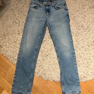 Nudie jeans - Säljer ett par Nudie jeans. Lite större passform, men inte jättebaggy. Bra skick. Storlek:32/32