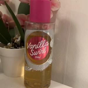Vanilla Swirl Mist Victoria Secret  - Använts några gånger men ni ser ju att det finns mycket kvar. Säljer pga jag har för många parfymer. Köptes några år sedan. 