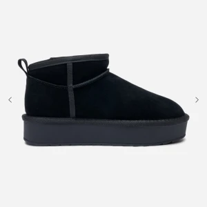 Svarta uggs  - Svarta uggs, storlek 38 men passar även 39. Säljer pga att jag inte använder 💕Inte använt ute. Nypris 750 kr 