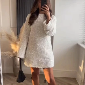 Vit klänning med stor rosett - Elegant vit klänning med lång ärm och en stor svart rosett i ryggen. Aldrig andvänd endast testad, säljs då den var för stor på mig ( jag är 162 ) och den kom försent då jag beställde till jul/nyår. Varumärke okänt kommer från en sida som heter ZVA