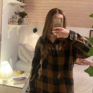 Brun rutig skjorta - En svart och brun rutig skjorta. Materialet är väldigt mjuk och den är i XS. Märket är HM