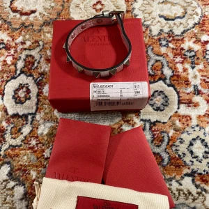 Valentino Armband  - Hej! Säljer nu mitt armband från märket Valentino. Bra skick box, extra nitar osv tillkommer. Tveka inte på att höra av dig om du har frågor eller funderingar kring armbandet