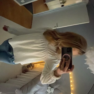 Vit blus från Zara - Säljer en söt vit blus från Zara med fina spetsdetaljer vid axlarna och över bröstet. Blusen har långa ärmar och en rund halsringning. Perfekt för en stilren look. Passar mig som har xs/s. Skriv till mig innan du klickar på köp!! 💞💞
