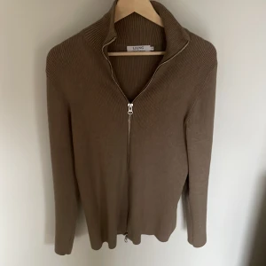 Ljung zip up - Säljer min Ljung zip up då den inte passar. Den är använd 2-3 gånger och har därför inga tecken på användning. Nypris är 1400. Vid intresse eller frågor är det bara att skriva!