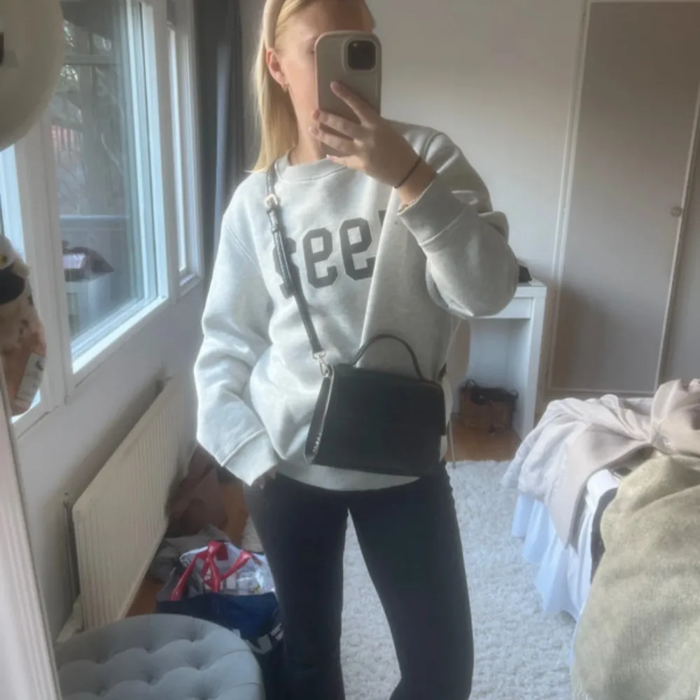 Snygg svart axelväska i syntet med krokodilpräglat mönster. Väskan har en justerbar axelrem och stängs med en tryckknapp. Perfekt för att bära dina nödvändigheter med stil. Från Åhléns . Laukut & Käsilaukut.